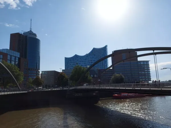 Blick auf die Elbphilharmonie vom Baumwall