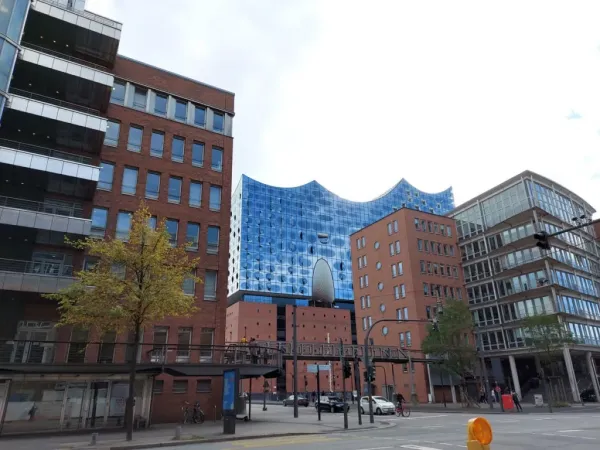 Blick vom Kaiserkai auf die Elbphilharmonie