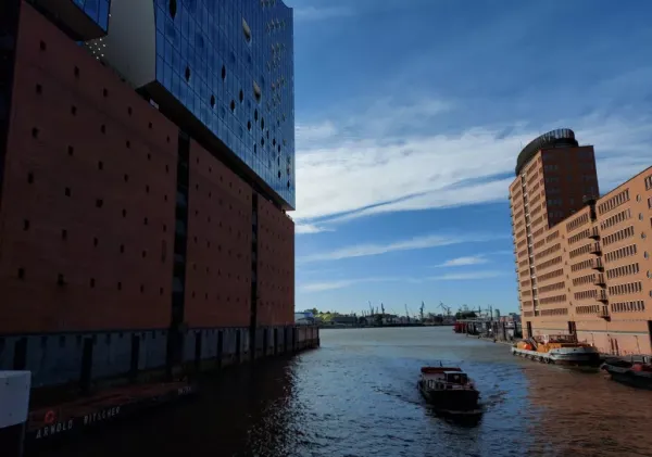Blick auf den Hafen an der Elbphi virbeiu