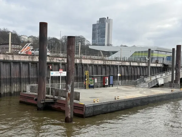 Eindrücke des Fähranlegers Dockland (Fischereihafen) Elbfähre