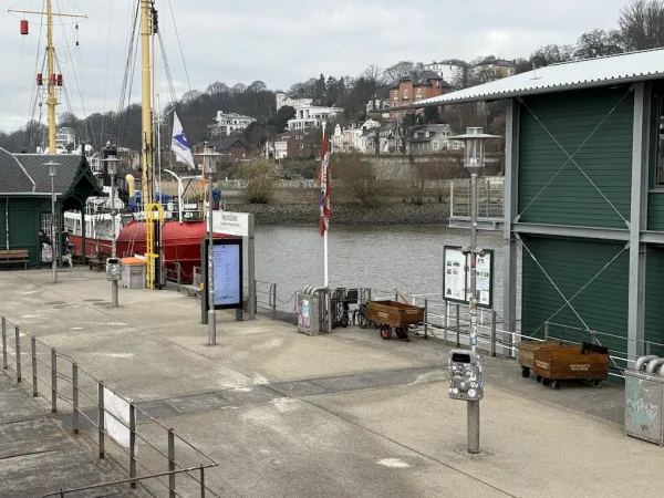 Einblicke des Fähranlegers Haltestelle Neumühlen/Övelgönne Elbfähre